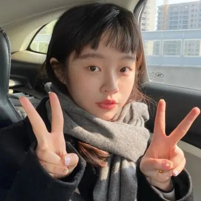 微光下的蓝色男孩